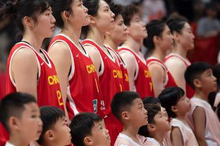 贵州村超球场中场休息，“显眼包”邓超跟着节奏尽情摇摆？